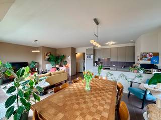 Dit instapklaar appartement is gelegen vlakbij het centrum van Tielt. Diverse winkels, horeca, openbaar vervoer, sportgelegenheid en scholen bevinden zich op wandelafstand. Op de derde verdieping van deze residentie kan u dit instapklaar 1-slaapkamerappartement terugvinden.<br /><br />De indeling van het appartement is als volgt: inkomhal, toilet, ruime slaapkamer met aansluitende badkamer (douche, wastafel en aansluiting voor wasmachine), woon- en eetkamer met open keuken, terras.<br /><br />Daarnaast is er in de kelder een privatieve berging voorzien. <br /><br />Het eigendom is als volgt afgewerkt: kwalitatieve tegelvloeren, armaturen, raamdecoratie, centrale verwarming op aardgas, gunstig EPC, videofoon, ideale ligging, .. Kortom een volledig instapklaar appartement binnen de ring van Tielt! <br /><br />Tot slot is er een mogelijkheid tot het huren van een autostaanplaats. <br /><br /><strong>Goed om weten: </strong><br />Basishuurprijs: €650,-/maand<br />Provisie: €50,-/maand <br />Vrij vanaf 01/05/2026