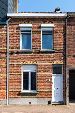 Deze woning, gelegen in de Mauroystraat te Hoboken, biedt heel wat potentieel voor wie op zoek is naar een af te werken project. Mits de...