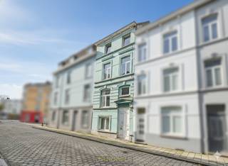 Knusse stadswoning met statige voorgevel 3 SLAAPKAMERS en ingerichte zolderruimte , een BADKAMER en doucheruimte in het hart van Gent op WANDELAFSTAND van winkels, horeca, openbaar vervoer, universiteiten en andere voorzieningen. Dankzij haar STERKE LOCATIE vormt deze woning, mits MODERNISERING, de IDEALE STADSWOONST voor een gezin , perfect voor wie wil wonen in het BRUISENDE CENTRUM van Gent.<br />Via de inkomhal heeft u toegang tot de woonkamer, de keuken ,een doucheruimte en de kelder. Op de 1ste verdieping bevindt zich een ruime slaapkamer, gevolgd door een 2de slaapkamer op de 2de verdieping. De 3de verdieping omvat een 3de slaapkamer met een badkamer. De zolderverdieping is ingericht als 4de slaapkamer, ideaal als logeerkamer.<br /><br />Adres: Geraard Mercatorstraat 46 te Gent<br /><br />EPC: 215kWh, G-score en P-score A, Geen renovatieverplichting van toepassing