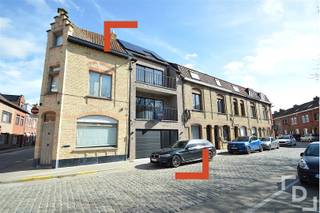 Op het Zaalhof te Ieper vinden we deze energiezuinige nieuwbouwwoning.De woning is gelegen op een rustige en groene omgeving te Ieper op wandelafstand van de Grote Markt, horeca en andere faciliteiten.Indeling:GLV: Inkomhal - apart toilet - technische ruimteV+1: Leefruimte met ingebouwde kasten en open keuken voorzien van verschillende apparatenV+2: Nachthal - badkamer met toilet en douche - 2 slaapkamersV+3: Zolderkamer met ingebouwde kastenExtra's:* E-peil: 20* Toplocatie* Zonnepanelen* Warmtepomp met vloerverwarming over alle verdiepingen* Ventilatiesysteem* Meteen beschikbaar