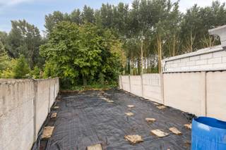 Op wandel- en fietsafstand van het stadscentrum van Tongeren bevindt zich deze woning in halfopen bebouwing.<br />Op een perceel van 212m² is de woning gelegen vlakbij natuurgebied Beukenberg en het Pliniuspark. <br /><br />INDELING: <br />x ruime woonkamer met sierschouw, in te richten als zit- en eetruimte; <br />x aparte keuken met ontbijthoek; <br />x apart toilet.<br /><br />Op de verdieping: <br />x 2 mooie slaapkamers; <br />x badkamer met ligbad, douche, dubbele lavabo en toilet; <br />x via een valtrap in de nachthal is er toegang tot de zolderruimte.<br /><br />In de aanbouw achter de woning is er nog een wasplaats en tuinberging.<br /><br />Achter het gebouw is er een gezellig terras en tuin; ook handig toegankelijk via het pad naast de woning.<br />Voor de woning is er privéparking voor een tweetal auto's.<br /><br />Interesse in deze woning? Maak dan telefonisch een afspraak op het nummer 012 23 00 23 of mail uw vragen aan roland@immo-leroi.be.