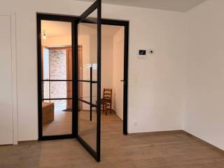 <p>Enkel in de maand mei 6% KORTING op de constructie (= een korting van 21.144€) en u kan de woning ook aankopen aan 6% btw (ipv 21%) indien dit uw enige eigenste woning wordt.<br />KORTING VAN 21.144€ nog in mindering te brengen van de constructie.<br /><br />Deze energiezuinig woning is gebouwd volgens de strenge bouwvoorschriften: <br />Zonnepanelen, warmtepomp, HR-dubbel glas in aluminium profielen, vloer-spouw- en dakisolatie.<br />EPC-attest: 34 kWh, waardoor u de eerste 5 jaar GEEN onroerende voorheffing betaald!<br /><br />TROEVEN:<br />- 22 cm dakisolatie, 14 cm muurisolatie en 17 cm isolerende chape<br />- 100% instapklaar: de woning is al volledig geschilderd in het wit<br />- De tuin is al volledig aangelegd: terras, gras en omheining<br />- Grote zolder van 42 m²<br /><br />INDELING: <br />Ruime inkomhal, gastentoilet met lavabo, een lichtrijke riante leefruimte met toegang tot het terras en de aangelegde tuin, een open keuken met kookeiland, een praktische berging/wasplaats. Boven tellen we 4 volwaardige slaapkamers, waarvan een masterbedroom met ruimte voor dressing, een ruime badkamer met ligbad en inloopdouche, een apart toilet en tenslotte nog een zeer grote zolder.<br /><br />Via een poortje in de tuin hebt u rechtstreeks toegang naar uw garage.<br />Verplichte aankoop garagebox van €21.000 excl. kosten.<br /><br />De verkoopprijs is opgesplitst in:<br />- De constructie: €352.400 (min 6% KORTING + 6% btw, indien u aan de voorwaarden voldoet)<br />- De grond: €90.685 +12% registratie.<br /><br /><br />Wenst u meer info of een bezoek, bel Roxanne op 0496 85 09 62</p>
