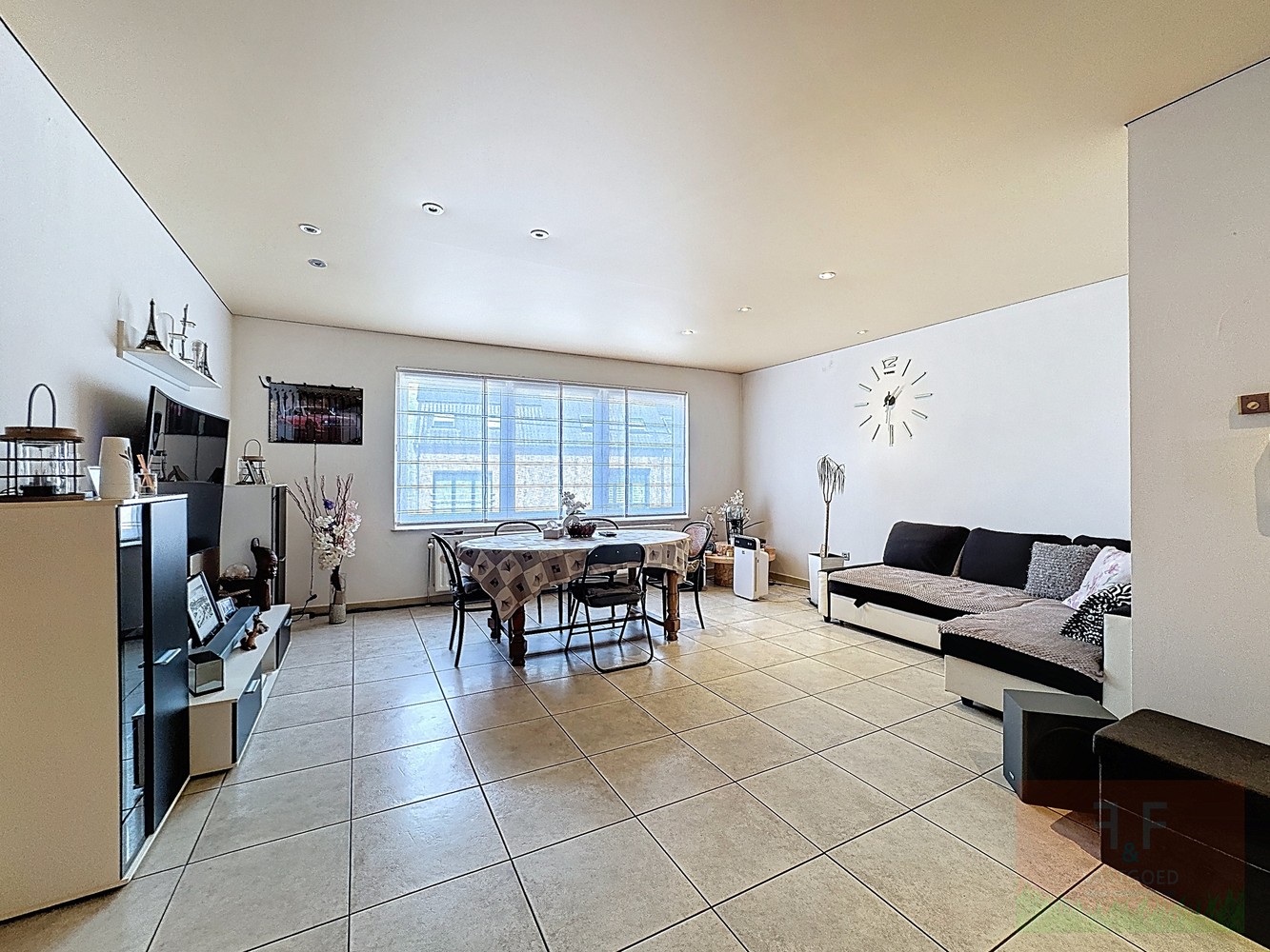 Instapklaar appartement met 2 slaapkamers en terras te Sint-Lievens-Houtem - foto 2