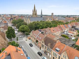 In het centrum van NIEUWPOORT bevindt zich een stijlvol, kleinschalig nieuw project vlakbij alle winkels en restaurants. De residentie bestaat uit een mix van 4 zeer mooie ruime appartementen met 3 slaapkamers en zongerichte terrassen of een TUIN voor het gelijkvloers appartement. Mogelijkheid tot aankoop van een garage in het gebouw. Gemeenschappelijke fietsenstalling met laadpaal en privatieve kelder inbegrepen in de prijs. <br /><br />De appartementen beschikken over zeer veel lichtinval en zijn ideaal geschikt voor zowel vakantie als vaste bewoning of als investering. Hoogwaardige afwerking.<br /><br />Uiterst ENERGIEZUINIG en uitgerust met warmtepomp, vloerverwarming en zonnepanelen. Verkoop onder registratie 2% of 12%. <br /><br />Prijzen vanaf 395.000 euro. Maak snel een afspraak voor een bezoek ter plaatse.
