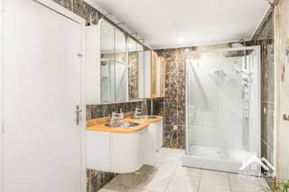 Deze woning ontvangt je in een zeer ruime inkomhal/gang, die meteen ook een idee geeft van het groot volume van de woning. Vooraan de woning bevindt zich een eerste zeer ruime leefruimte, met aan de straatkant een lichtrijke ontvangstruimte. Via de gang bereik je een tweede zeer aangename leefruimte, die uitmondt in de keuken. Langs deze weg kom je tot in de wasplaats/opbergruimte, en ook de buitenruimte met gedeeltelijke overdekking bereik je via deze weg. Helemaal achterin de woning vinden we de badkamer met grote douche terug, net als een eerste grote slaapkamer. De eerste verdieping biedt plaats voor vier grote slaapkamers en een tweede badkamer. Een overloop biedt ruimte voor extra opbergplaats, en die is er ook in een aparte kamer op het gelijkvloers. De bovenverdieping bereik je via deze kamer, maar ook langs een doorgang net naast de keuken. Inschrijven via mail naar tommy@immo-home.be, geen telefonische inschrijvingen! Volg ons op Fb en Insta. Voor meer info: www.immo-home.be. GRATIS SCHATTING &amp; GRATIS FINANCIEEL ADVIES