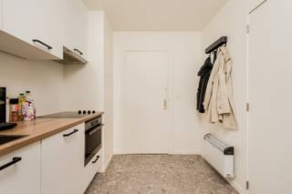 <p><span>Instapklaar, totaal gerenoveerd appartement met een prachtig zicht op de Kruidtuin, zeer rustig gelegen net binnen de stadsring .</span></p><p><span>Op de 3de verdieping aan de achterzijde van residentie Beiaard bevindt zich dit zeer gezellig en vooral lichtrijke appartement.</span></p><p><span>In de gemeenschappelijke hal bevindt zich een aparte vestiaire/bergruimte met de warmwaterboiler en elektriciteitskast.</span></p><p><span>Via de open, ingerichte keuken met naastliggende compacte badkamer, voorzien van douche, toilet en lavabomeubel, kom je in de open leefruimte met prachtig zicht op de "Kruidtuin" en de "Dijle". </span></p><p><span>Hier is een ingemaakte kast voor het plaatsen van wasmachine en droogkast. </span></p><p><span>De slaapkamer, eveneens met uitzicht op het stadspark heeft een oppervlakte van 15m².</span></p><p><span>Gemeenschappelijke fietsenberging is aanwezig. Het appartement is deels gemeubeld (salon, Tv-meubel, Slaapkamer (Dubbel bed met bediening voor lattenbodem, grote schuifdeurenkast)</span></p><p><span>Zeer goede ligging op wandelafstand van bus-en treinstation, winkels en scholen! </span></p><p><span>Ook ideaal als investering.</span></p>