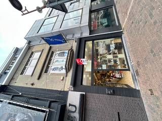 Menen - Handelspand met woont te koop in Menen.Bestaande uit handelspand met sanitair1ste verdieping: woonkamer2de verdieping: 1 slaapkamer en...