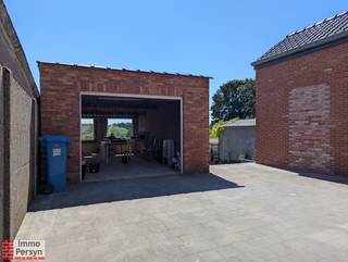 <p>Welkom in deze sfeervolle woning aan de Testeltsesteenweg in Langdorp, waar ruimte en comfort samenkomen in een harmonieuze setting. Gelegen in een rustige omgeving biedt deze open bebouwing een bewoonbare oppervlakte van maar liefst 189 vierkante meter, perfect voor een gezin dat op zoek is naar een warm thuis. De ganse woning heeft het afgelopen jaar een volledige renovatie ondergaan, hierdoor geniet je van een nagelnieuwe keuken, badkamer,...<br /> </p>
<p><u><strong>Indeling</strong></u>:<br /><u><strong>Gelijkvloers</strong></u>: inkomhal, leefruimte, eetkamer, keuken, toilet, badkamer, berging, toegang tot de kelder<br /><u><strong>1e verdieping</strong></u>: nachthal, 3 slaapkamers, toegang tot de zolder<br /><u><strong>zolder</strong></u>: stockage zolder<br /><u><strong>exterieur</strong></u>: garage met berging onderin, riante tuin<br /><br />Neem contact op met verhuur@immopersyn.be of 013 44 40 08 voor een afspraak.<br /><br />Is jouw interesse gewekt?'Stel je kandidaat' of vul onze kandidatuurfiche in.<br /><br /><br /> </p>
