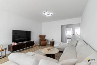 <p><span>Instapklaar appartement (120 m²) met 2 slaapkamers en zuid-georiënteerd terras (10 m²) in Borgerhout. </span></p><p><span> </span></p><p><span>Wonen op de Plantin en Moretuslei, dat betekent Borgerhout aan de ene kant en Zurenborg aan de overkant. Zo geniet je van de vele verse producten in de lokale winkels die Borgerhout te bieden heeft, maar tegelijkertijd ook van de talrijke drank- en eetgelegenheden die Zurenborg rijk is. Een vlotte verbinding tot het stadscentrum met de fiets? Check! Een vlotte verbinding tot de snelweg en verbindingswegen? Dubbelcheck! Vergeet daarbij ook de nabijheid van het Centraal Station en Berchem-station niet en je weet dat je hier uiterst goed zit wat betreft bereikbaarheid.</span></p><p><span> </span></p><p><span>Het appartement bevindt zich op de zevende verdieping van een verzorgd gebouw van 13 hoog, waarvan het dak conform geïsoleerd is. De vaste kosten bedragen €350/maand en omvatten water, verwarming (mazout met tussenmeters), blokpolis, syndicus en onderhoud van de gemene delen. Het appartement is doorheen de jaren goed onderhouden en is instapklaar. Recent zijn de vloeren nog vernieuwd.</span></p><p><span> </span></p><p><span>Je komt binnen in de open hal met vestiairekast. Vooraan bevindt zich de ruime woonkamer (32 m²) met aangrenzend de aparte keuken (8 m²), die uitgerust is met alle hedendaags comfort. Vanuit de leefruimte heb je via een schuifdeur toegang tot het zuid-georiënteerde terras (10 m²), dat een panoramisch zicht biedt over de omgeving. Centraal in het appartement treffen we de badkamer (5 m²) met inloopdouche en lavabomeubel. De wc is apart. De 2 slaapkamers zijn 12 m² en 17 m² groot en zijn gelegen aan de achterzijde.</span></p><p><span> </span></p><p><span>Bruikbare vloeropp. 120 m² ref.: bruto vloeropp. EPC-certificaat. Voor meer info of een gratis schatting surf naar </span><span><span>www.hansimmo.be</span></span></p><p><span> </span></p>