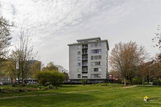 <p><span>Kerkeveldlaan 41 (5ème étage) - Deurne</span></p><p><span> </span></p><p><span>Appartement idéal pour débutants (49 m²) avec 1 chambre à Deurne.</span></p><p><span> </span></p><p><span>Vous vivez ici dans un endroit calme au pied du parc Bisschoppenhof, tout en bénéficiant d'une excellente accessibilité. Grâce à la proximité de la Bisschoppenhoflaan et de la Ter Heydelaan, vous disposez de nombreuses possibilités de transport public et vous pouvez rejoindre l'autoroute en un rien de temps. Les stations de vélo sont également accessibles à pied.</span></p><p><span>L'appartement est situé au cinquième étage d'un immeuble de 7 étages bien entretenu, dont le toit a déjà été isolé. Les frais fixes sont de €115/mois et le chauffage est commun sur mazout. De nouvelles fenêtres en PVC ont été installées en 2014 et l'électricité est conforme.</span></p><p><span>Actuellement, l'appartement est loué à €575/mois (€500 loyer + €75 frais fixes), ce qui le rend également intéressant en tant qu'investissement.</span></p><p><span>Grâce à sa situation en hauteur, vous bénéficiez d'une lumière agréable et d'une vue dégagée sur les environs. L'appartement se compose d'un séjour lumineux (25 m²), d'une cuisine séparée (4 m²) avec équipement de base, d'une chambre (12 m²) et d'une salle de bains (4 m²) avec cabine de douche, toilettes, sèche-serviettes et meuble-lavabo.</span></p><p><span>Enfin, l'appartement dispose d'une cave privée et d'un local à vélos commun.</span></p><p><span>Vous êtes à la recherche d'un appartement abordable pour débuter ou d'un investissement intéressant dans un endroit facilement accessible ? Ne manquez pas cette opportunité ! Surface habitable 49 m² – ref : surface brute de plancher. Pour plus d'informations ou une estimation gratuite, visitez </span><span><span>www.hansimmo.be</span></span></p><p><span> </span></p>