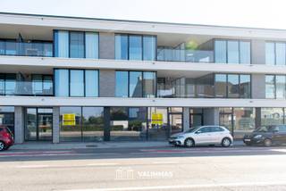 VALIMMAS verkoopt in Residentie KASTANJEHOF dit commercieel gelijkvloers HR C.0.2-1 in een welgelegen en stijlvol nieuwbouwproject met 3 mooie commerciële ruimtes, 14 appartementen, 19 ondergrondse + 4 bovengrondse autostandplaatsen, 16 kelders en een gemeenschappelijke fietsenstalling.
Deze handelsruimte (± 229m²) kan eventueel samengevoegd worden met nog één andere aanpalende handelsruimte (tot maximaal ± 359m² en kelders). Er zijn eveneens vier nog 3 parkeerplaatsen voor het gebouw (kant Kastanjelaan) beschikbaar. Het handelsgelijkvloers wordt casco afgewerkt en opgeleverd.
Commerciële topligging langsheen de N9, op de hoek van de Nerviërsstraat met de Kastanjelaan, in de onmiddellijke nabijheid van winkels, scholen, centrum, horeca, bushalte De Lijn,… en met makkelijke verbindingen naar Brussel, Ring 0, E40, diverse industriezones, …
Contacteer ons gerust vrijblijvend voor meer informatie: info@valimmas.be - 02/452.59.25.