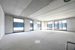 Deze lichtrijke, gloednieuwe handelsruimte van liefst 96,6m² is gelegen in residentie 'Thuis aan de Statie'. Het gaat om een erg mooie, future-proof residentie gelegen op een zeer commerciële ligging met grote zichtbaarheid.<br /><br />De passage en vlotte bereikbaarheid zijn een grote troef met een vlotte verbinding richting de E17 en de commerciële invalswegen richting Gent, Kortrijk en Gavere. Ook het openbaar vervoer is vlakbij gezien het station van Deinze op wandelafstand is gelegen.<br /><br />De handelsruimte wordt in casco toestand aangeboden zodat deze in samenspraak met de verhuurder volledig op maat van uw bedrijf kan worden afgewerkt.<br /><br />Daarnaast beschikt de residentie over een gemeenschappelijk daktuin waar je in alle rust kunnen genieten van de buitenlucht en het uitzicht.<br /><br />Kosten voor de gemeenschappelijke delen: €75/maand  <br /><br />Benieuwd naar deze handelsruimte? <br />Maak een afspraak via paulien@landbergh.be of 09 278 78 79