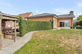 Ruime, rustig en topgelegen gelijkvloerse gezinswoning met garage en zonnige tuin. Zicht op groen!INDELING: inkomhal, apart gastentoilet, keuken met...