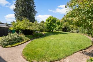 <p>Te koop: zeer ruime woning nabij Grimbergen en Strombeek te koop op een strategische locatie met vele mogelijkheden zoals grote gezinswoning, meergezinswoning, woning met een ruimte voor een vrij beroep en veel meer. </p><p><br /></p><p>De woning werd gebouwd tussen 1919 en 1930 en biedt tal van mogelijkheden dankzij de zeer ruime oppervlaktes (108m2 op het gelijkvloers en 90m2 op de eerste verdieping) en de riante tuin van meer dan 10 are. Gelegen in een residentiële wijk, vlakbij alle invalswegen, scholen, handelszaken, openbaar vervoer en op wandelafstand van een stadscentrum, is het hier zalig wonen. </p><p><br /></p><p>Belangrijkste ruimtes:</p><ul><li>Zeer ruime woonkamer in een charmante setting met uitzicht op de tuin</li><li>Functionele keuken en badkamer op de gelijkvloers met eventueel reeds een slaapkamer</li><li>Drie slaapkamers op de bovenverdieping met een gerenoveerde badkamer, keuken en leefruimte</li></ul><p>Troeven:</p><ul><li>Afhankelijk van de configuratie van de woning heb je ofwel twee woonlagen van 108 m2 op het gelijkvloers en 90m2 op de eerste verdieping, ofwel een zeer ruime gezinswoning met mogelijkheid tot 5 slaapkamers en een bureau</li><li>Riante zonnige tuin</li><li>Uiterst gunstige bereikbaarheid</li></ul><p>Neem vandaag nog contact op met uw ERA-makelaar voor een bezoek. </p><p>JOUW DROOMHUIS. ZO GEVONDEN!</p>