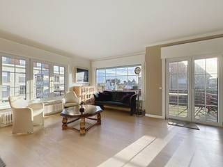 Op een uitzonderlijke ligging in het hart van Duinbergen, op slechts enkele stappen van het strand, bevindt zich deze charmante en goed...