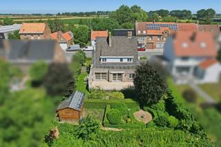 Riante gezinswoning met uniek panoramisch uitzicht en eindeloos potentieel op 644 m².<br />In deze verrassend ruime gezinswoning op een perceel van 644 m² geniet u vanuit uw eigen tuin en terras van een panoramisch zicht over de uitgestrekte velden en de IJzertoren.<br /><br />De troeven van deze woning:<br />Ruimte in overvloed: Met maar liefst 5 slaapkamers is dit de ideale plek voor een (groot) gezin.<br />Licht & Sfeer: De gezellige leefruimte, centraal verwarmd door een sfeervolle open haard, vormt het hart van de woning.<br />Functioneel comfort: Naast een ruime, ingerichte keuken beschikt de woning over een praktische kelder, een riante zolder en een dubbele garage met automatische poort.<br />Zuidgerichte tuin: Uw eigen oase van rust waar u de hele dag door geniet van de zon en de rustgevende vergezichten.<br /><br />Perfecte ligging: Nabij het centrum op een steenworp afstand van winkels, scholen en de belangrijkste invalswegen.<br /><br />Een blanco canvas voor uw droomwoning<br />Deze woning biedt een unieke kans voor wie op zoek is naar een karaktervolle basis om volledig naar eigen smaak en met hedendaags wooncomfort in te richten. Dankzij de indeling en de vele uitbreidingsmogelijkheden transformeert u dit pand moeiteloos tot een eigentijdse parel.<br /><br />KIJKDAG ZATERDAG 8/8/26 VAN 10U TOT 12U (inschrijven via residentievastgoed.be)<br />Richtprijs: De vermelde prijs is een richtprijs. Elk bod wordt voorgelegd aan de eigenaar, die zich het recht voorbehoudt het bod al dan niet te aanvaarden.<br /><br />Benieuwd naar wat uw eigen woning waard is?<br />Neem een voorsprong op de markt en vraag uw vrijblijvende, gratis schatting aan via: www.residentievastgoed.be/gratisonlineschatten<br /><br />EPC: 542 kWh/m² (Ref. DI00070)