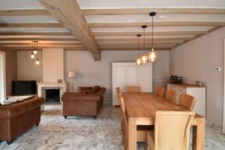 In een rustige en kindvriendelijke straat te Rollegem bevindt zich deze charmante alleenstaande woning op een perceel van 594 m². Hier geniet je van volledige privacy en een groene omgeving, terwijl winkels, scholen en belangrijke invalswegen toch vlot bereikbaar zijn.<br /><br />Indeling als volgt:<br />De woning verwelkomt je met een ruime inkomhal en biedt een lichtrijke leefruimte met aanpalende eetplaats. Aansluitend bevindt zich een gezellige voorkamer die perfect kan dienen als leeshoek, bureau of hobbyruimte. De volledig uitgeruste keuken met ontbijthoek sluit mooi aan en kijkt uit op de tuin.<br />Verder is er een badkamer met dubbele lavabo en ligbad met douchemogelijkheid, een apart toilet en een handige wasplaats.<br /><br />Op de bovenverdieping zijn er 3 volwaardige slaapkamers (waarvan één momenteel dienst doet als dressing) en een extra bureauruimte.<br />Ook hier werd een apart toilet voorzien.<br /><br />De zolder biedt bijkomende opbergmogelijkheden.<br /><br />Buiten geniet je van een prachtige, groene tuin waar rust en privacy gegarandeerd zijn. De ideale plek om te ontspannen of gezellig te tafelen.<br /><br />De woning beschikt over een garage, een buitenberging en een oprit geschikt voor meerdere wagens. Ook in de straat is er voldoende gratis parkeergelegenheid.<br /><br />Wat deze eigendom zo bijzonder maakt, zijn de authentieke elementen. Alles werd door de jaren heen met uiterst veel zorg bewaard.<br /><br />EXTRA TROEVEN: mooie en lichtrijke volumes, ...<br /><br />Onze ref. DEV4879