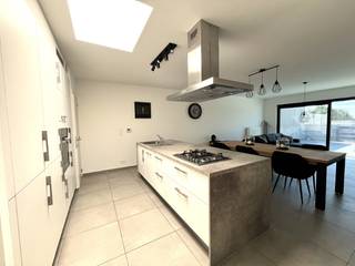 <span><strong>2 slaapkamer app met ruim terras en carport (carport inbegrepen)</strong><br />Dit energiezuinig app. is gelegen dicht bij het centrum van Roeselare met panoramische zichten. </span><br /><span>Dit appartement bevindt zich op de dakverdieping en is omgeven door groen. Via de lift komt men op de dakverdieping. Het appartement bestaat telkens uit een inkom, leefruimte met moderne en ingerichte open keuken (alle toestellen aanwezig), 2 bergingen, 1 ruime badkamer met douche en badkamermeubel, 2 slaapkamers en een toilet.</span><br /><span>Vanuit het schuifraam komt men op het privaat terras van circa 30m². Het appartement zelf heeft een opp. van om en bij de 100m². Het app. is voorzien van een carport langs de zijkant van het gebouw. <br /><strong>Prijs : 850  €/maand  + 50 € syndic/maand</strong></span><br /> 