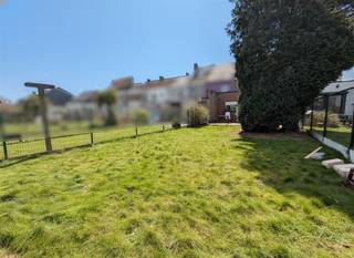 Buizingen, vlakbij het treinstation van Halle en alle voorzieningen, ligt een ruime herenwoning in een mooie, rustige woonstraat. De woning...