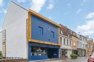 Centrum Roeselare - Veelzijdige eigendom met een totale oppervlakte van 470m² (vrij van handelshuur)<br /><br /><br />De eigendom werd recentelijk uitgebaat als café/bar, met aansluitend een ruime American pool- en ontspanningsruimte maar is nu vrij van handelshuur. Op de eerste verdieping bevindt zich momenteel een ruime berging/polyvalente ruimte, die mits de nodige aanpassingen ook kan worden ingericht als woongelegenheid. Deze verdieping kan dienst doen als woonruimte, met oa 3 slaapkamers en een badkamer.<br />De volledige inrichting van de horecazaak en de achterliggende ontspanningsruimte werd uitgevoerd door de huidige huurder.<br />Met een gevelbreedte van ca. 8,5 meter en een centrale ligging biedt deze eigendom tal van mogelijkheden voor zowel commercieel als residentieel gebruik.<br /><br /><strong>Troeven:</strong>
<ul>
	<li>Topligging in het centrum van Roeselare</li>
	<li>Totale oppervlakte van ca. 470 m²</li>
	<li>Veelzijdig pand met verschillende gebruiksmogelijkheden</li>
	<li>Mogelijkheid tot woongelegenheid op de eerste verdieping</li>
	<li>Ruime gevelbreedte van ca. 8,5 meter</li>
	<li>Interessante opportuniteit voor ondernemers én investeerders</li>
</ul>
Dit pand is onderhevig aan de renovatieverplichting die door de Vlaamse overheid wordt opgelegd voor residentiële gebouwen. Raadpleeg de website van het Vlaams Energie- en Klimaatagentschap via https://www.vlaanderen.be/een-huis-of-appartement-kopen/renovatieverplichting-voor-residentiele-gebouwen. <br /><br />Reserveer uw bezoek zodat we samen met u de beste mogelijkheden kunnen vinden in dit project.<br /><br />Contacteer ons voor een bezichtiging en bel ons op het nummer 051/ 62 40 40!