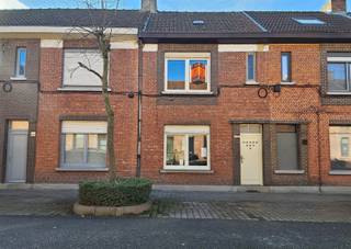 Woning met 3 à 4 slpks en tuinDe woning is gelegen nabij het centrum van Sint-Niklaas, openbaar vervoer, winkels en scholen.De...