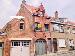 Brugge centrum  ENERGIEZUINIG  CHARMANT INSTAPKLAAR WOONHUIS met TUIN en 4 SLAAPKAMERS en 10 zonnepanelen,Totaalrenovatie van 2021Inkomhal,...