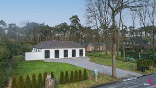 Bij ImmoFusion 7/7 “open huis” : klik op onze 3D-TOUR.<br />Ervaar vastgoed alsof je er zelf doorloopt!<br /><br />Goed gelegen Bungalow met 12are grond op toplocatie!<br /><br />Wie op zoek is naar rust, natuur en kalmte hoeft niet verder te zoeken!<br />Deze landelijke woning, gebouwd op een gebied van bijna 12 are, is gelegen op de rustige dreef naar kasteel Ter Dolen. Deze villa dateert van 1978, maar werd recentelijk in 2024 helemaal vernieuwd.<br />Er werd een prachtige keuken en badkamer geïnstalleerd, ook de vloeren en muurtegels werden vervangen. Ramen en deuren zijn nieuw geplaatst in 2024. Ook is er vloerverwarming in de woonkamer en in de keuken voorzien.<br /><br />Bij het binnenkomen wordt je overspoeld met het licht- en het ruimtegevoel.<br />De witte muren, de lichte vloertegels en de zwarte meubels dragen bij aan de strakheid en het moderne aspect in dit interieur.<br />De kalmte en de rust overheersen hier, zowel binnen als buiten. <br /><br />Bij het binnenkomen in de inkomhal, begeef je je via een dubbele deur naar living en de eetkamer. De living die een zee van ruimte biedt, is ook voorzien van een gezellige knetterende houthaard.<br />De open keuken heeft een groot eiland met kookplaat en dubbele spoelbak.<br />De kastenwand heeft een ingebouwde Amerikaanse koelkast en een ingebouwde oven.<br />Er is nog genoeg ruimte voor een eettafel te plaatsen. De eetkamer is voorzien van een dakraam. Ook is er een handige ontbijttoog met 4 tot 5 zitplaatsen. Langs de keuken bevindt zich een grote stockage ruimte/wasplaats.<br /><br />De vele grote ramen zorgen voor een direct contact met de grote tuin en het terras. Hier zit je volledig in privacy te genieten van de natuur en het aanliggend bosgebied.<br />Vanuit de gang gaan we naar de 4 ruime slaapkamers, die ook allen voorzien zijn van dezelfde nieuwe tegelvloer.<br />De centraal gelegen badkamer met inloopdouche is volledig vernieuwd met een parkettegel, en is voorzien van een zeer mooi vrijstaand bad, een strakke spoelbak en inbouwkranen.<br /><br />De woning ligt in een natuurgebied en trekt vele wandelaars aan die in het weekend komen genieten van de prachtige eikendreef die naar het mooie kasteel “ Ter Dolen “ leidt.<br />Dit kasteel heeft een eigen brouwerij, zodat je hier op een gezellig terras kan genieten van een Ter Dolen bier.<br /><br />Er is een makkelijke aansluiting naar Houthalen, Heusden en Hechtel. De oprit naar de autosnelwegen liggen op een 5 tal minuutjes. Het centrum van Helchteren en het openbaar vervoer ligt op 2 minuten afstand.<br /><br />Helchteren is voorzien van kleuter-, lagere- en middelbare scholen, vele handelaren liggen op wandelafstand. Het centrum van Helchteren wordt volledig aangepakt en zal binnen zienbare tijd voorzien zijn van een groene boulevard, en zelfs een tramopstapplaats. <br /><br />Kortom, deze woning is ideaal rustig gelegen, goed vernieuwd en ligt tegelijkertijd ook binnen bereikbaarheid van alles wat je nodig hebt.
<p><span>Pluspunten:</span></p>
<p><span>- Rustige ligging tegen het bos!</span></p>
<p><span>- Vlakbij het centrum van Helchteren!</span></p>
<p><span>- Vernieuwd in 2024!</span></p>
<p><span>- Groot perceel van bijna 12 are!</span></p>
<p><span>- Veel privacy!</span></p>
<p><span>- Grote oprit/veel parkeerplaats!</span></p>
<p><span>- Alles gelijkvloers!</span></p>
<p><span>Voor een bezichtiging of meer info, bel ons op 078/78.78.70 of kom langs in ons kantoor. </span></p>
