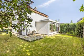 Meer info, plannen en documenten: www.bellesvastgoed.be/te-koop/vremde-weverstraat-90<br /><br />Deze vrijstaande woning met 3 slaapkamers, garage en tuin bevindt zich in een rustige en groene omgeving in Vremde. Winkels, horecazaken, scholen en openbaar vervoer bevinden zich op korte afstand, zowel aan het dorpsplein als op slechts enkele minuten fietsen van het centrum van Boechout.<br /><br />De woning dateert uit de jaren '70 en is, met een EPC-score F, onderhevig aan de renovatieplicht. Een belangrijke eerste stap werd echter al gezet: het dak werd in 2020 vernieuwd en geïsoleerd met 12 cm PIR, waardoor het reeds voldoet aan de huidige energiedoelstelling 2050.<br /><br />Via de inkomhal, uitgerust met een vestiaire en gastentoilet betreden we de woning. De lichtrijke leefruimte geniet van grote raampartijen en sluit naadloos aan op de keuken. Deze is uitgerust met een oven, elektrisch kookvuur en koelkast. Achter de keuken bevindt zich een aanbouw met een mooi uitzicht op de tuin, ideaal als tweede leefruimte, eetkamer of hobbyruimte.<br /><br />Op de eerste verdieping bevinden zich 3 volwaardige slaapkamers van ca. 15,5 m², 11 m² en 10,5 m². De badkamer is voorzien van een douche, wastafel en handdoekradiator.<br /><br />De tuin loopt rondom de woning, waardoor je vanuit elke ruimte geniet van een ander groen uitzicht. De tuin werd aangelegd met enkele terrasjes en geniet dankzij enkele bomen, struiken en beplanting van meer privacy.<br /><br />De vrijstaande garage biedt plaats aan 1 wagen, terwijl er op de ruime oprit eenvoudig nog 3 extra wagens kunnen parkeren. De woning wordt verwarmd op stookolie. De mazouttank werd conform gekeurd.
