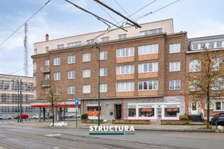 Prachtige commerciële ruimtes op een top locatie.Structura biedt deze commerciële ruimte aan op een strategische locatie in Laken, op de grens tussen Laken, Jette en Wemmel.Het pand biedt tal van voordelen die interessant zijn voor verschillende doelgroepen investeerders, starters, vrije beroepen, enz.Zeer licht, met een prachtige etalage. Indeling:-1 ruime kelder, die kan dienen als opslagruimte of extra kantoor, enz.Gelijkvloers: Handelsruimte met extra ruimte op de verdieping, WC/badkamer en keuken. Gemeenschappelijke tuin aan de achterzijde.Enkele kenmerken:- Uitstekende ligging, strategische locatie, aan de Houba De Strooperlaan, goede visibiliteit voor voorbijgangers(auto's en voetgangers).- In de buurt van andere belangrijke organisaties en openbaar vervoer.- Solide gebouw- Veel potentieel- Ruime en lichte winkelruimte- Prachtige etalage- Ruime kelder- Parkeermogelijkheden in de buurt- Gemeenschappelijke tuin- ...Meer info of een bezoek ter plaatse? Neem contact op met STRUCTURA op 02 460 80 46 of info@structura.be.