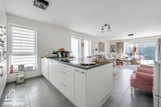 Appartement récent au rez-de-chaussée avec 3 chambres et place de parkingCet appartement prêt à être emménagé allie confort, espace et finitions modernes.L'espace de vie lumineux avec une belle cuisine ouverte - entièrement équipée avec tous les appareils - est le cœur de la propriété.L'appartement comprend trois chambres à coucher spacieuses, une salle de bains élégante avec un meuble lavabo, une baignoire et une douche spacieuse à l'italienne.De plus, vous bénéficierez d'une place de parking et de la commodité de vivre au rez-de-chaussée.Une propriété idéale pour ceux qui recherchent le confort et la fonctionnalité, à proximité des commerces, des écoles et des transports publics.