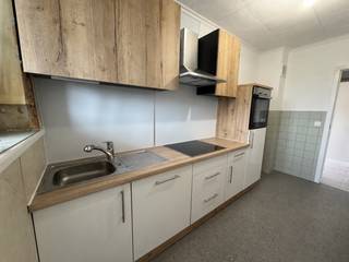 <strong>TE HUUR - Centrum Lennik </strong>- Appartement op wandelafstand van de markt van Sint-Kwintens-Lennik op de <strong>2de verdieping</strong> bestaande uit een woonkamer, aparte keuken, volledig ingericht met inductie kookplaat, dampkap, oven, gootsteen, vaatwasser, frigo en keukenkasten. <strong>1 grote en 1 kleinere slaapkamer/bureau</strong>. <br /><br />Terras met bergkast. Individuele kelderruimte op de kelderverdieping (-1).<br /><br /><strong>Huurprijs: 850euro/huur/maand + 60euro/maand provisie voor water en verwarming.</strong><br /><strong>Garagebox te huur voor 65euro/maand. </strong><br /><br />Individuele teller voor elektriciteit. Verwarming en verbruik water via jaarlijkse afrekening (tussentellers). <br /><br /><strong>EPC Label C - score 287kWh/(m<sup>2</sup> jaar) - ref. 20241230-0003494208-RES-1</strong><br /><br /><strong>Beschikbaar per 15/09/2026.</strong><br /><br />Interesse? Vraag uw bezoek aan via info@dehenauvastgoed.be <br />