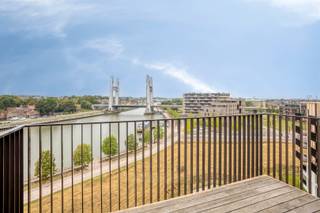 <p><span>Gelegen in de nieuwe stadswijk ‘KanaalPark’, in de groene stad aan het water Vilvoorde en vlakbij het centrum van Brussel, zijn wij verheugd dit verrassend ruime appartement met terras te koop aan te bieden. Dankzij de uitstekende bereikbaarheid en de vlotte verbinding met de belangrijkste invalswegen geniet u hier van een unieke combinatie van rust, groen en stedelijke dynamiek. </span></p><p><span>Dit energiezuinige appartement bevindt zich op de zesde verdieping van de gloednieuwe residentie Nobel 1, die in 2023 werd gerealiseerd door de gerenommeerde projectontwikkelaar Virix en ontworpen door architecten Styfhals. </span></p><p><span>Met een bewoonbare oppervlakte van maar liefst 117 m² beschikt het appartement over een inkomhal met vestiaire, een gastentoilet, een volledig uitgeruste badkamer en een ruime leefruimte met een maximale lichtinval en directe toegang tot het terras met uitzicht over het Zeekanaal. Verder is er een volledig ingerichte keuken met aansluitend een praktische berging en zijn er twee volwaardige slaapkamers aanwezig.</span></p><p><span>Toekomstige bewoners kunnen bovendien genieten van een privatieve binnentuin en het 3-Fonteinenpark aan de overzijde van het kanaal. </span></p><p><span>Kortom, een ware opportuniteit voor wie energiezuinig, ruim, tijdloos en luxueus wenst te wonen op een toplocatie nabij Brussel. Kom zeker eens een kijkje nemen, u bent van harte welkom!</span></p><p><span>Alle appartementen zijn volledig afgewerkt, inclusief vloerverwarming, een volledig ingerichte keuken, sanitaire toestellen, parketvloeren, wandbetegeling en binnendeuren. Een parkeerplaats in de ondergrondse parkeergarage is optioneel aan te kopen voor €26.750 excl. btw. Er zijn zowel ondergrondse als bovengrondse fietsenstallingen voorzien, evenals praktische fietskluizen. Tevens uitermate geschikt als waardevaste vastgoedinvestering met opwaarts potentieel. Voor snelle beslissers!</span></p><p><span> </span></p>