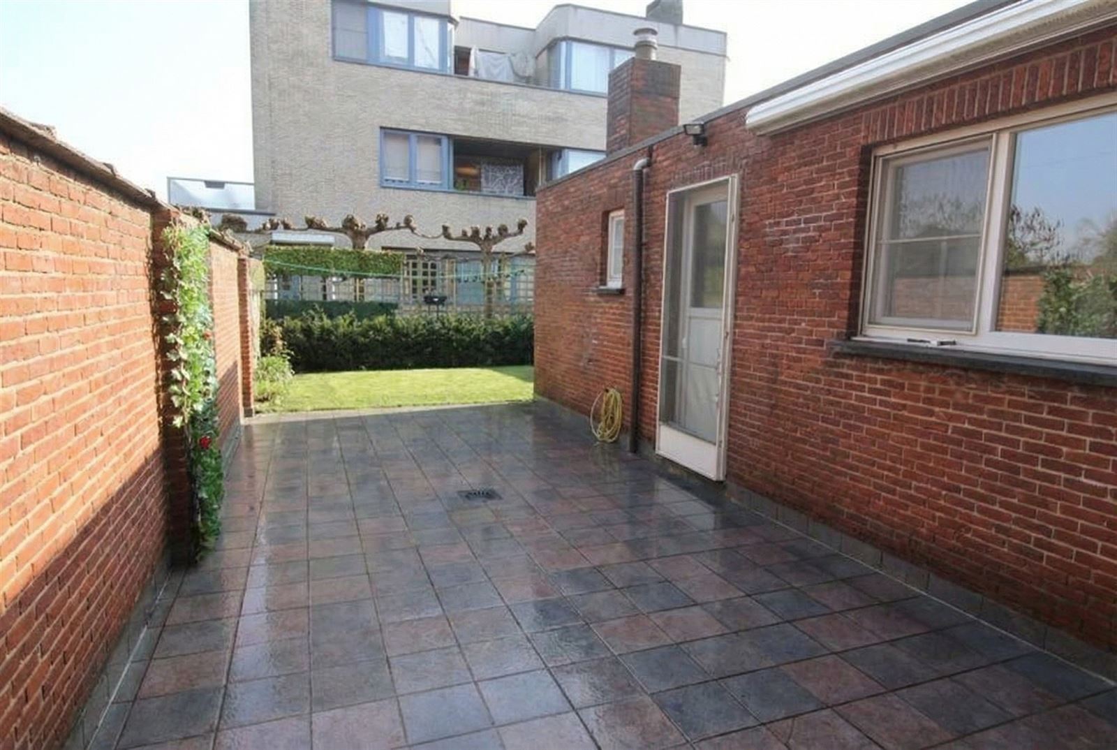 Ruime gezinswoning met parkeerplaatsen - foto 3