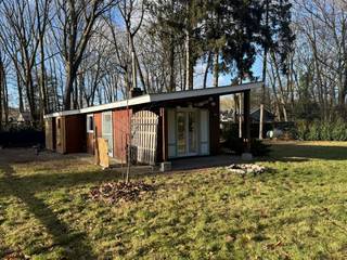 Te Berlare, nabij het centrum, bieden wij u een rustig gelegen chalet te huur aan. Deze bestaat uit een gezellige leefruimte, keuken, badkamer,...