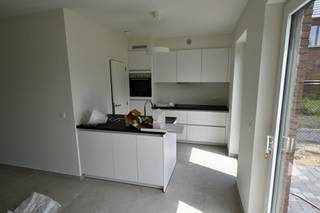 Indeling : inkomhal , apart toilet , woonkamer met open keuken , berging . <br />Verdieping 1 : 3 slaapkamers , badkamer met bad en douche , apart toilet , wasberging . <br />Verdieping 2 : slaapkamer + zolderkamer.<br /><br /><br />Terras en tuin .<br /><br />Er zijn 2 open autostaanplaatsen inbegrepen . <br /><br />zonnepanelen voorzien . <br /><br />Huur 1450 euro + 50 euro gemeenschappelijke kosten . <br /> 