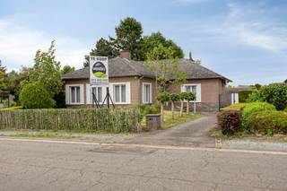 Gelijkvloerse gezinswoning gelegen te Bilzen, Spurkerweg 47.<br /><br />Deze tijdloze woning bevindt zich op wandelafstand van het centrum van Bilzen en alle dagelijkse voorzieningen zoals scholen, openbaar vervoer en winkels.<br />Ze geniet van een rustige en groene ligging, ideaal voor wie comfortabel en centraal wil wonen.<br /><br />De woning is gelegen op een ruim perceel van 17a 89ca en beschikt over een woonoppervlakte van 135 m².<br />Met drie slaapkamers, volledige onderkelderd en een aangename indeling is dit een ideale gezinswoning.<br /><br />In 2015 onderging het pand enkele vernieuwingen, waaronder de installatie van een nieuwe keuken, badkamer en toilet. Daarnaast werden de ramen grotendeels vervangen door onderhoudsvriendelijke PVC-ramen, uitgerust met elektrische rolluiken.<br />Dankzij de grote raampartijen en de praktische indeling geniet men van veel natuurlijke lichtinval en een aangename woonbeleving.<br /><br />De ruime centrale inkomhal verleent toegang tot de lichtrijke leefruimte. Aansluitend bevindt zich de moderne, volledig ingerichte leefkeuken, voorzien van alle hedendaagse toestellen.<br />Verder omvat de woning drie volwaardige slaapkamers, een gastentoilet en een badkamer uitgerust met een dubbele wastafel en een combinatie ligbad-douche.<br />Via de hal bereikt men de veranda aan de achterzijde van waar men kan genieten van een mooi uitzicht over de uitgestrekte tuin.<br />Het aansluitende ruime overdekte terras vormt een ideale plek om in alle rust te ontspannen.<br /><br />De woning is volledig onderkelderd en beschikt over meerdere praktische bergruimtes, een wasplaats en een technische ruimte.<br />Via het vlizoluik in de trappenhal is bovendien de bergzolder bereikbaar.<br />De buitenpandige garage is toegankelijk via de toegangspoort aan de zijkant.<br /><br />De royale tuin is deels omhaagd en deels omheind, waardoor privacy en rust optimaal gegarandeerd zijn.<br />Hier tref je een handig tuinhuis en een extra overdekt pergolaterras.<br /><br />Enkele belangrijke van de voornaamste troeven van deze woning zijn:<br />- Tijdloze woning met 3 slaapkamers<br />- Op wandelafstand van het centrum van Bilzen<br />- Grote tuin, ruim perceel van 17a 89ca<br />- Rustige en groene ligging<br />- Vernieuwde keuken, badkamer en toilet (2015)<br />- Grotendeels vernieuwde PVC-ramen met elektrische rolluiken (2015)<br />- Volledig onderkelderd, veel bergruimte beschikbaar<br /><br />Wegens EPC score F geldt op dit pand een renovatieverplichting. <br />Bij de downloads vindt u een indicatief renovatierapport om de score naar D te brengen en om het asbest dak te vervangen.<br /><br /><br />Voor meer info of een bezoek ter plaatse, contacteer ons op 0473 79 29 30 of mail naar luc@vestio.com<br /> <br />