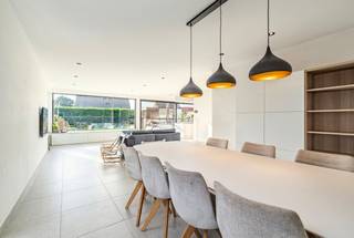 <p><strong>Op zoek naar een moderne, ruime villa met 5 slaapkamers en een uitstekende energieprestatie? Gevonden!</strong></p>
<p>Deze recente villa gebouwd in 2021 combineert ruimte, hedendaags wooncomfort en energiezuinigheid op een perceel van maar liefst 654 m². Met een bewoonbare oppervlakte van ca. 224 m², vijf slaapkamers, 2 badkamers en een gunstig EPC-label A is dit de ideale woning voor wie op zoek is naar een comfortabele thuis voor het hele gezin.<br />De woning beschikt over 18 zonnepanelen, centrale verwarming via vloerverwarming met aparte thermostaten, Reynaers Aluminium hoogrendementsbeglazing, dak-, gevel- en vloerisolatie. Ook elektrische zonwering en ventilatie dragen bij aan het dagelijkse wooncomfort.<br />Bij het betreden van de woning kom je in de inkomhal met ingemaakte kasten en gastentoilet, die aansluit op de bureau ruimte die ook kan dienen als extra slaapkamer en op de lichtrijke leefruimte met grote glaspartijen, waar een moderne indeling zorgt voor een aangenaam open woongevoel. Aansluitend bevindt zich de moderne ingerichte leefkeuken en praktische berging.<br />Op de verdieping bevinden zich vijf volwaardige slaapkamers. De master bedroom van maar liefst 33m² beschikt over een dressing en badkamer voorzien van een dubbele wastafel, inloopdouche, ligbad en toilet wat zorgt voor extra comfort. Een apart toilet en tweede badkamer met inloopdouche en wastafel geven praktisch comfort voor de overige 4 slaapkamers (17, 17, 11 en 14 m²)<br />Ben je op zoek naar een ruime, moderne en energiezuinige gezinswoning met vijf slaapkamers, een veelzijdige indeling en een groene omgeving? Dan is deze villa zeker een bezoek waard! Aarzel niet en neem vandaag nog contact met ons op voor meer informatie of om een bezoek in te plannen.</p>