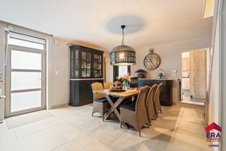 <p><strong>Ben je op zoek naar een ruime woning met 4 slaapkamers, een magazijn/garage én een prachtige tuin in Haaltert? Gevonden!</strong></p>
<p>In de rustige Achterstraat, nabij het centrum van Haaltert en met een vlotte verbinding naar Aalst, Ninove en de E40, bevindt zich deze veelzijdige eigendom met een bewoonbare oppervlakte van maar liefst 241 m². Achteraan geniet je van een aangenaam uitzicht op het achterliggende parkgebied, waardoor rust en groen nooit ver weg zijn. Bovendien beschikt de woning over een gunstig EPC-label C dankzij dakisolatie, hoogrendementsbeglazing, een condensatieketel en de geïsoleerde crepi-gevel.</p>
<p>Op het gelijkvloers word je verwelkomd in een ruime leefruimte met afzonderlijke zit- en eethoek. Aansluitend bevindt zich de ingerichte keuken, gevolgd door een praktische berging, badkamer en apart toilet. De woning biedt daarnaast heel wat bergruimte en een functionele indeling voor een groot gezin of wie wonen en werken wil combineren. Op de eerste verdieping bevinden zich twee zeer ruime slaapkamers, terwijl de tweede verdieping nog twee bijkomende slaapkamers telt. Zo beschikt de woning in totaal over vier volwaardige slaapkamers.</p>
<p>De absolute troef van deze eigendom bevindt zich achteraan het perceel: een uitzonderlijk ruim magazijn met garage (172 m²), ideaal voor zelfstandigen, opslag, hobbyactiviteiten of het stallen van meerdere voertuigen. Bovendien beschikt het pand over een prachtige tuin van maar liefst 450 m², die tal van mogelijkheden biedt voor ontspanning, tuinliefhebbers of gezinsactiviteiten. Dergelijke combinatie van wonen, werken en genieten op één locatie is zeldzaam in de regio.</p>
<p>Op zoek naar veel ruimte, een groot magazijn en een strategische ligging? Contacteer ons snel voor een bezoek en ontdek de mogelijkheden van deze unieke eigendom!</p>
