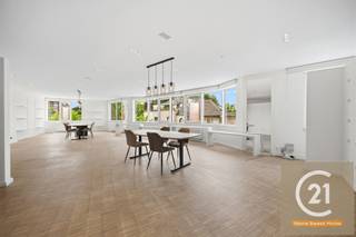 Ontdek deze unieke opportuniteit in een gebouw van 2000: een ruime bureauruimte gelegen op de tweede verdieping, verkocht mét vergunde plannen voor de transformatie naar een prachtig appartement met twee slaapkamers en een bewoonbare oppervlakte van maar liefst 122 m². Ideaal voor investeerders, projectontwikkelaars of particulieren die op zoek zijn naar een ruim en modern woonproject op een strategische locatie.<br /><br />Dankzij de vergunning die door de eigenaar worden aangevraagd, kan de nieuwe eigenaar onmiddellijk starten met de omvorming naar een comfortabel en lichtrijk appartement. De royale oppervlakte biedt tal van mogelijkheden om een hedendaagse woonruimte te creëren met ruime leefvertrekken, twee volwaardige slaapkamers en alle moderne comfort.<br /><br />Een extra troef is de ondergrondse autostaanplaats die inbegrepen is bij de verkoop, wat zorgt voor extra comfort en een veilige parkeermogelijkheid.<br /><br />Door de combinatie van een recente constructie, de vergunde functiewijziging en de grote bewoonbare oppervlakte vormt dit pand een bijzonder interessante investering met veel potentieel.