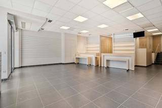 Vous recherchez une propriété commerciale exceptionnelle alliant flexibilité, visibilité et emplacement stratégique ? Ce bâtiment unique, construit en 2001, d'une superficie généreuse de 190 m², offre à votre entreprise des opportunités sans précédent.<br /><br />Ce qui rend ce bâtiment vraiment unique, c'est sa structure continue avec pas moins de deux entrées différentes. Vous y accédez par la Vlamingstraat, le quartier animé de Plein de Bolle et le très fréquenté Nicolas Mayelaan. Ce dernier point, en particulier, constitue un atout absolu : une rue très fréquentée, ce qui vous garantit une visibilité maximale.<br /><br />Grâce à cette disposition particulière et à son double accès, le bâtiment est également parfait pour être divisé en deux bâtiments commerciaux distincts. <br /><br />Le bâtiment est moderne et économe en énergie. Avec un label EPC B favorable et un chauffage central au gaz naturel, vous êtes assuré d'une faible facture énergétique et d'une base durable. En outre, le bâtiment dispose de guichets individuels pour tous les services publics et les installations sanitaires sont déjà bien entretenues.<br /><br />En bref : une opportunité rare dans un endroit absolument exceptionnel qui, grâce à sa structure, à ses passages et à son efficacité énergétique, est prêt pour l'avenir. Une propriété avec ce potentiel arrive rarement sur le marché !<br /><br />Garantie de location de 3 mois<br />Taxe foncière à la charge du locataire<br />Disponible immédiatement<br /><br />Vous êtes curieux de connaître les nombreuses possibilités de ce bâtiment unique ? <br />Planifiez votre visite dès aujourd'hui et voyez par vous-même !