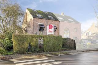 La maison se trouve à quelques pas des commerces et des transports en commun, ce qui garantit une connexion fluide et toutes les commodités à...