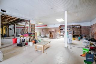Compromis in opmaakDeze te renoveren woning met een oppervlakte van 297m² is gelegen te Oostwinkel, deelgemeente van Lievegem.Momenteel is er op de...