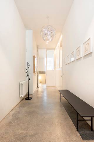 <p><span>Karaktervol Art Nouveau-pand uniek gerenoveerd met oog voor authenticiteit op toplocatie! Bijzonder rustig gelegen!</span></p>
<p><span>De woning ademt geschiedenis en klasse. Architect Cuypers liet zich bij het ontwerp duidelijk inspireren door de Japanse architectuur, wat resulteert in verfijnde lijnen, harmonieuze proporties en een unieke sfeer. Tijdens de recente grondige renovatie zijn alle authentieke elementen zorgvuldig bewaard gebleven en hedendaags comfort werd voorzien.</span></p>
<p><span>Momenteel is het gelijkvloers ingericht als kantoorruimte, wat deze woning ideaal maakt voor wie wonen en werken wil combineren. De verdiepingen herbergen vier ruime slaapkamers en twee badkamers, perfect voor een groot gezin of voor wie extra ruimte zoekt voor hobby’s of gasten.</span></p>
<p><span>Extra troeven:</span></p>
<ul>
<li>
<p><span>Gelegen in een bijzonder rustige buurt, met vlotte verbinding naar stad en snelweg</span></p>
</li>
<li>
<p><span>Originele Art Nouveau-elementen in perfecte staat</span></p>
</li>
<li>
<p><span>Veel lichtinval en een aangename, open sfeer</span></p>
</li>
<li>
<p><span>Parking mogelijk in het naastgelegen pakhuis</span></p>
</li>
<li>
<p><span>Geschikt als gezinswoning, praktijkwoning of karaktervolle kantoorruimte</span></p>
</li>
</ul>
<p><span>Dit unieke pand biedt een zeldzame combinatie van architecturale waarde, woonkwaliteit en functionele mogelijkheden. Een buitenkans voor wie op zoek is naar iets met karakter én comfort.</span></p>