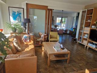 Deze vrijstaande woning, type villa, bevat een hoofdgebouw en een bijgebouw in dezelfde bouwstijl. Ze is gelegen op een perceel van 912 m² en heeft een vrij zicht op de weiden en velden achter de woning.
De woning is volledig omgeven door groen met als blikvanger een mooi aangelegde volgroeide tuin (NO gericht) met 2 grote terrassen, waarvan 1 overdekt.
De hoofdwoning heeft, op de eerste verdieping, 3 verwarmde ruime slaapkamers en een toilet. Daarboven bevindt zich een zolder, bereikbaar via een uitschuifbare trap in de nachthal.
Op het gelijkvloers bevinden zich de inkom met trap, een gastentoilet, de woonkamer met een doorkijkhaard op hout, de keuken en de badkamer.
Er is tevens een droge kelder aanwezig met daarin de verwarmingsinstallatie (aardgas) en een waterontharder. Ook zo goed als alle toe-en afvoerleidingen lopen via de kelder, wat U breekwerk bespaart bij problemen.
Het dak van de woning werd vernieuwd (incl isolatie) in 2016. Bovendien is de zoldervloer geïsoleerd en werd overal HR glas (2019 tem 2025, vooraan ook geluidswerend) in isolerende alu profielen aangebracht. De buitendeuren in hout zijn geïsoleerd en inbraakbestendig. Er zijn 10 recente (2023) zonnepanelen aanwezig op het bijgebouw. Dit alles vertaalt zich in een gunstige EPC waarde “C” (227 kWh/m²jaar.).
Het bijgebouw (2 verdiepingen) wordt momenteel als opslagruimte/garage gebruikt.
Achter het bijgebouw bevinden zich een tuinberging.
De woning beschikt over een regenwaterput.
De woning is uitgebreid te bezoeken na afspraak en dit op zaterdag 12/9, zondag 13/9 of maandag 14/9, telkens van 10u tem 16u.
Gelieve een bezoek aan te vragen via mail naar veerle.diependaele@telenet.be.
U zal de kans krijgen een eenmalig bod uit te brengen.
De woning wordt verkocht zonder tussenkomst van een makelaar.