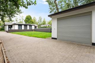 In de rustige wijk Den Drijhoek, op de grens met Schilde, vindt u deze verzorgde en instapklare laagbouwwoning. Dankzij de volledig...