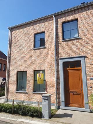 <p>Deze ruime en moderne nieuwbouwwoning (2 jaar oud) is gelegen in Kastel.  Indeling : <span>voortuintje, oprit langs de woning, tuin met tuinhuis, terras.  Binnen : inkom, toilet, living, ingerichte keuken, berging.</span><br /><span>1e VD : 3 slaapkamers, toilet, badkamer, 2e VD : zolder.  De woning is instapklaar en beschikbaar op 1/10/2026.  Het betreft hier een BEN woning, EPC score : -10 kWh/m²jaar.  Ref. EPB : 42008-G-OMV2022057824 I EPO8958/A001/D0l/5D001.  Alle moderne technieken zijn aanwezig (warmtepomp, vloerverwarming, ventilatiesysteem, regenwaterput,...).  Voor info of bezoek, gelieve te mailen naar is.waasmunster@skynet.be of tel. 0495/733419. </span></p>