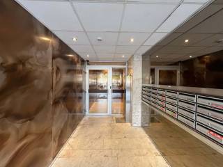 Deze aangename en volledig gemeubelde studio is gelegen op de 5de verdieping van Residentie Piccadilly in Leuven.<br /><br />De indeling omvat een inkomhal met praktische bergruimte, een aangename leefruimte met toegang tot het balkon, een volledig uitgeruste keuken en een badkamer. Dankzij de aanwezige meubels en voorzieningen is het geheel meteen instapklaar.<br /><br />Ook de ligging is een belangrijke troef. In de directe omgeving bevinden zich diverse winkels, horecazaken, openbaar vervoer, sportfaciliteiten en andere dagelijkse voorzieningen. Het centrum van Leuven, de KU Leuven-campussen en het Arenbergpark zijn bovendien vlot bereikbaar.<br /><br />Met een EPC van 183 kWh/m² (label B) geniet u bovendien van een energiezuinige woonst. De maandelijkse gemeenschappelijke lasten bedragen €125.<br /><br />De gunstige ligging, praktische indeling en gemeubelde inrichting maken van deze studio een aangename en comfortabele thuis.<br /><br />Benieuwd?<br />Voor meer informatie: dirk@polares.eu of 0489 02 77 55. <br />Reserveer nu uw bezoek voor de eerste kijkdag op 01/10 juni via www.polares.eu