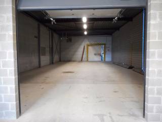 Deze ruime opslagruimte (magazijn) heeft een oppervlakte van +/- 40 m².<br />Het gaat om een overdekte en afgesloten Unit in een gebouw waar men toegang heeft via een badge.<br /><br />In de gemeenschappelijke ruimtes is er een toilet aanwezig.<br /><br />De vaste kosten van € 15,00 zijn voor onderhoud gemeenschap, gemeenschappelijk elektriciteitsverbruik, gemeenschappelijk water verbruik, onderhoud lift zonder jaarlijkse afrekening.<br /><br />De brandverzekering gebouw en de onroerende voorheffing zit reeds mee in de huurprijs.<br /><br />24/24 OPEN!!!