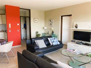 <p><span>Dans un endroit calme à Edegem, entouré de verdure, nous vous proposons cet appartement énergétiquement efficace (89m²) avec 3 chambres à coucher et un parking souterrain. </span></p><p><span>L'immeuble, construit en 1978, est situé au Puits Romain. Dans les environs immédiats, vous pouvez faire de belles promenades, trouver des transports publics, des magasins et des écoles.</span></p><p><span>Depuis l'espace de vie, vous avez une vue sur la verdure. </span></p><p><span> </span></p><p><span>L'appartement a des fenêtres à double vitrage avec des menuiseries en bois. Le chauffage central individuel fonctionne au gaz et le brûleur a été récemment renouvelé.</span></p><p><span>L'électricité n'est pas conforme à la norme AREI. Des travaux de rénovation sont en cours.</span></p><p><span>Les ascenseurs de l'immeuble ont déjà été adaptés aux normes actuelles, de même que la toiture a déjà été dotée d'une isolation. </span></p><p><span> </span></p><p><span>Disposition :</span></p><p><span> </span></p><p><span>Nous entrons dans l'appartement par le hall d'entrée central. On y trouve des toilettes pour invités avec lave-mains.</span></p><p><span>Plus loin, nous entrons dans l'espace de vie lumineux. De l'espace de vie, vous pouvez accéder à la terrasse spacieuse où il est agréable de se détendre en été.</span></p><p><span>La cuisine équipée offre un confort de base. La première chambre/bureau est attenante à l'espace de vie.</span></p><p><span> </span></p><p><span>Du huitième étage, on accède aux chambres et à la salle de bains avec douche et toilettes. Il y a également un meuble de salle de bains.</span></p><p><span>Dans le hall de nuit, il y a une pièce de rangement supplémentaire où l'on peut stocker les machines à laver.</span></p><p><span> </span></p><p><span>Le domaine dispose d'un jardin commun qui est entretenu. Il y a un court de tennis accessible à tous les propriétaires.</span></p><p><span>Les frais mensuels fixes s'élèvent à environ 240 euros/mois (syndic, entretien de l'ascenseur, entretien des parties communes, entretien du jardin, eau, services publics, fonds de réserve de l'immeuble).</span></p><p><span> </span></p><p><span>L'appartement est actuellement loué. Le contrat de location doit être respecté. </span></p><p><span> </span></p><p><span>J'aimerais énumérer les atouts de cet appartement pour vous :</span></p><p><span> </span></p><ul><li><span>Appartement lumineux avec une terrasse spacieuse et une belle vue sur la verdure</span></li><li><span>Agencement logique de l'appartement : hall d'entrée avec toilettes invités, séjour lumineux, 2 ou 3 chambres, cuisine équipée et salle de bains.</span></li><li><span>Chauffage central individuel au gaz (nouveau brûleur 2021 - Buderus)</span></li><li><span>Double vitrage sur l'ensemble du logement avec menuiseries en bois</span></li><li><span>Comprend une place de parking souterrain + un local à vélos commun.</span></li></ul><p><span> </span></p><p><span>EPC : 109 kWh/m² (label A)</span></p><p><span>DÉVELOPPEMENT URBAIN SUR DEMANDE</span></p><p><span>P-score:A G-score:A</span></p><p><span> </span></p><p><span>Pour plus d'informations ou une visite du site, appelez-nous au 03-449 42 41 ou envoyez-nous un e-mail à hallo@habicom.be.</span></p><p><span>Vous connaissez la valeur de votre bien ? Prenez un rendez-vous sans engagement avec notre expert habicom dans votre région.</span></p><p><span> </span></p>