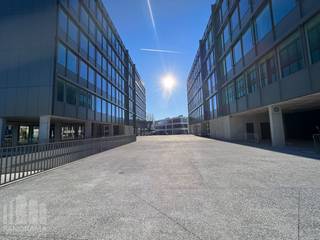 Phenomenally located offices with an area of 2,000 m² (and more) for rent on The Loop, barely 2 km from the E40/E17 interchange and near the R4 in Zwijnaarde. This unique location ensures excellent accessibility, both by car and public transport, and is just a few minutes from the centre of Ghent.<br /><br />The turnkey offices are located in two high-quality newly built BEN office buildings, one of which has four floors and the other five. Each of these floors is fully leased, allowing you to benefit from a spacious and efficiently equipped working area. <br />The buildings are connected by a centrally located central square, attractively and modernly designed as a relaxation area.<br />One of the absolute strengths of this project is its sustainability. The offices are equipped with a combination of innovative technologies such as a PV system, geothermal energy, climate ceilings and DALI-controlled lighting. Moreover, there are no fossil fuels.<br />Furthermore, the buildings have ample parking facilities, which is a big plus for both employees and visitors.<br /><br />The offices are available immediately. Establish your business in this exceptional environment and enjoy all the benefits this prime location has to offer. For more information or a no-obligation site visit, please contact PANORAMA B2B GENT KANTOREN on 09 225 09 02.